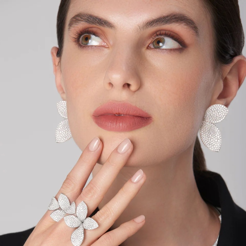 مجوهرات أحادية اللون