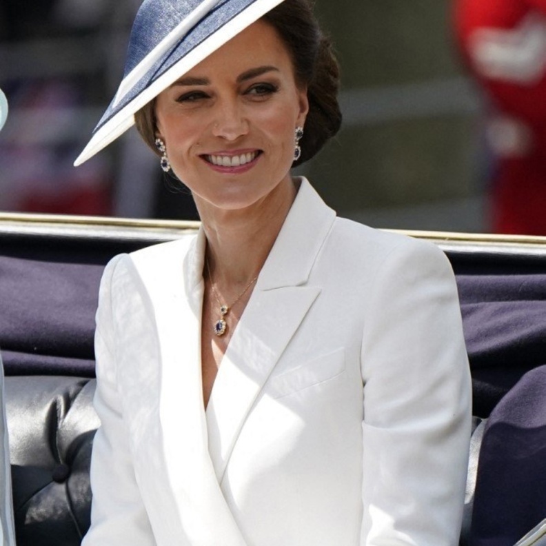 أفكار لتنسّيق القلائد مع الأقراط للحصول على لوك مُبتكر من وحي أميرة ويلز