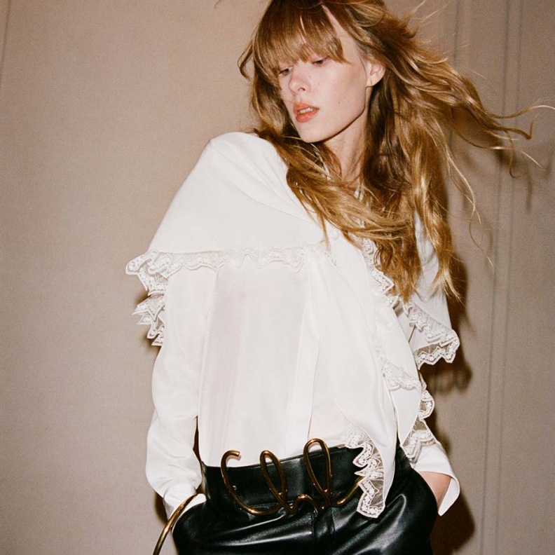 القميص الأبيض: قطعة خالدة تتجاوز الزمن وتعيد تعريف الأناقة 