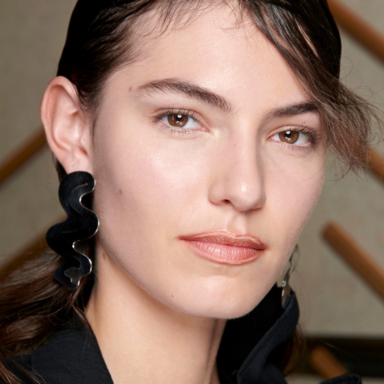 أسرار التألق بموضة المكياج الطبيعي في عروض الأزياء