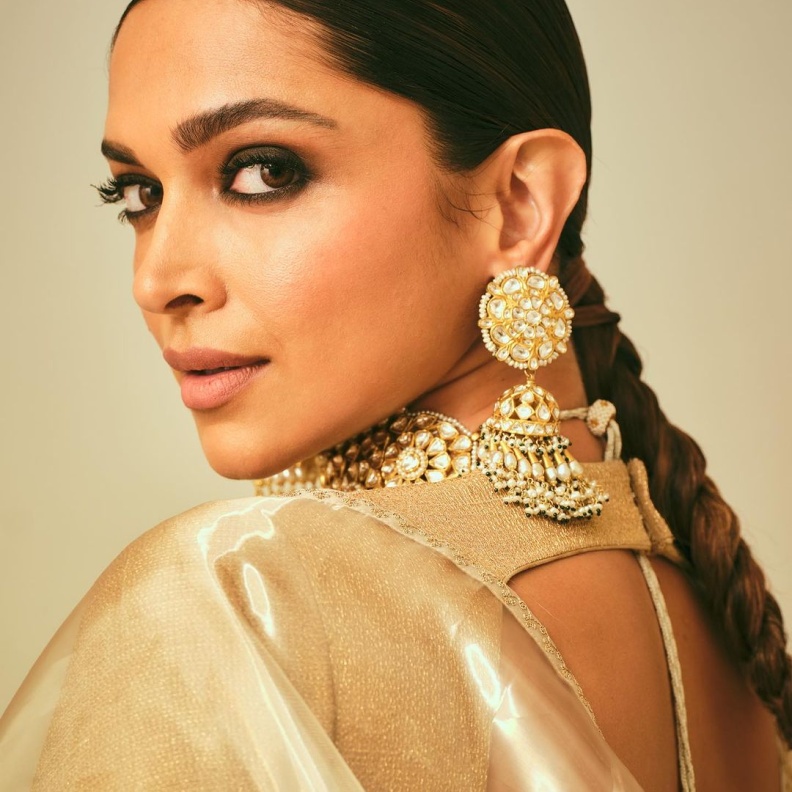 المكياج السموكي القوي على الجفون السفلى من وحي Deepika Padukone