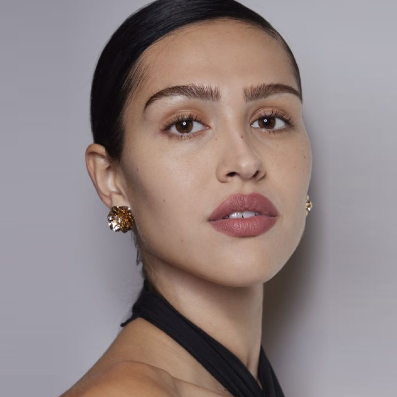 تألقي بإطلالة خالية من اللمعان مع افضل باودر للبشرة الدهنية لجمال يدوم طوال اليوم