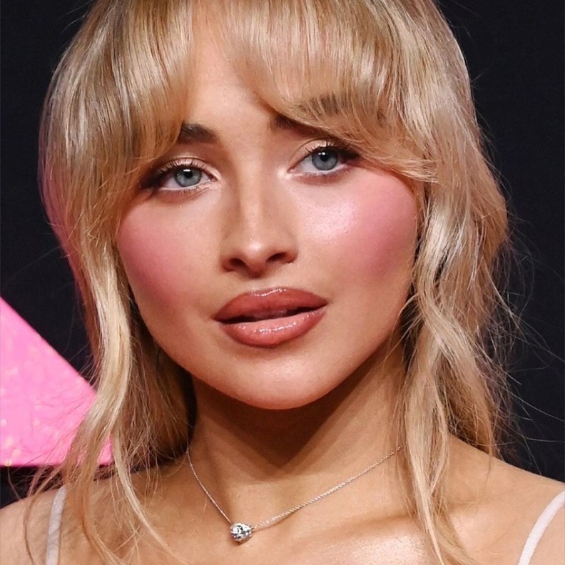 سابرينا كاربنتر بإطلالة انثوية مشرقة