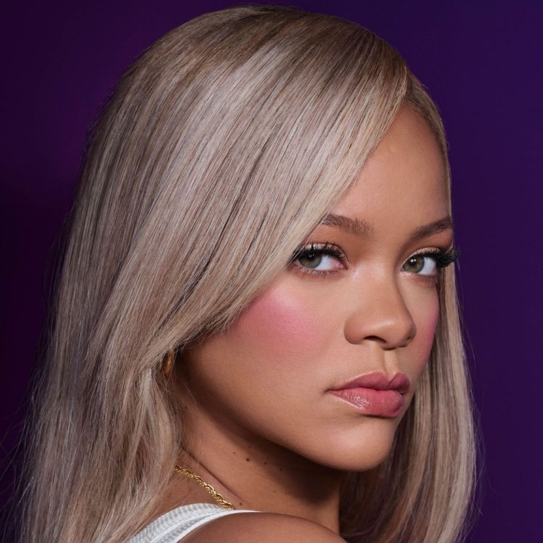 صبغات شعر مدموجة بين الذهبي والرمادي من وحي Rihanna