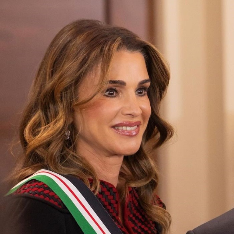 اجمل اطلالات الملكة رانيا الجمالية بمناسبة عيد ميلادها الـ 54