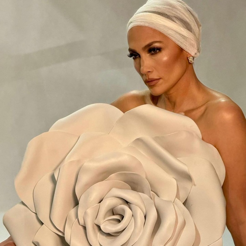  15 قطعة مجوهرات زيّنت إطلالات نجمات هوليوود في مختلف جولاتهنّ حول العالم