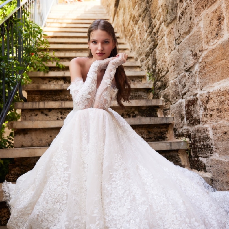 اسبوزا تعرض مجموعة فساتين الزفاف الكاملة