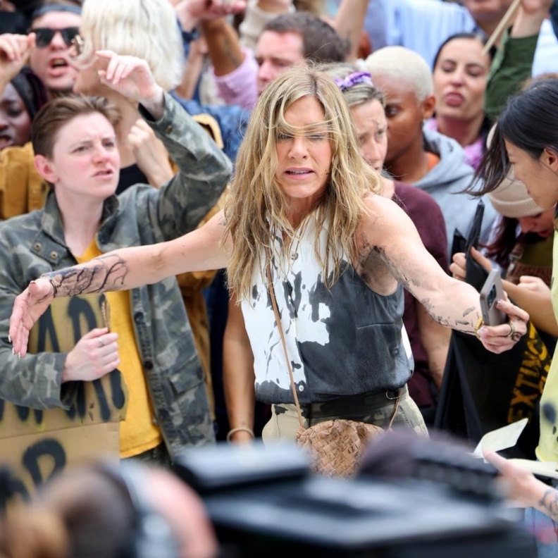 جينيفر أنيستون خلال واقعة إلقاء الزيت الأسود 