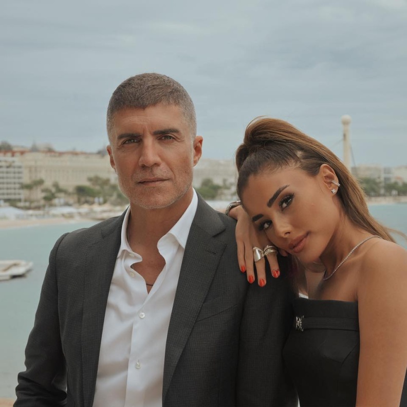 اوزجان دينيز وزوجته 