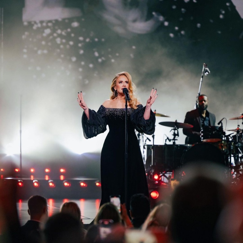 أديل تخطف الأنظار على المسرح بالأسود الانيق 