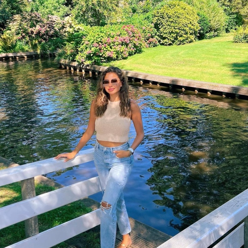 سارة مراد تلهمك بإطلالات كاجوال عصرية تناسب رحلات الاستجمام الصيفية