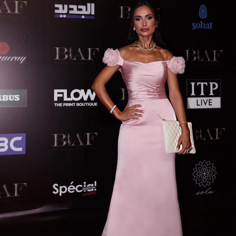 إطلالات النجمات باللون الوردي الفاتح بتصاميم بين الفساتين والجمبسوت