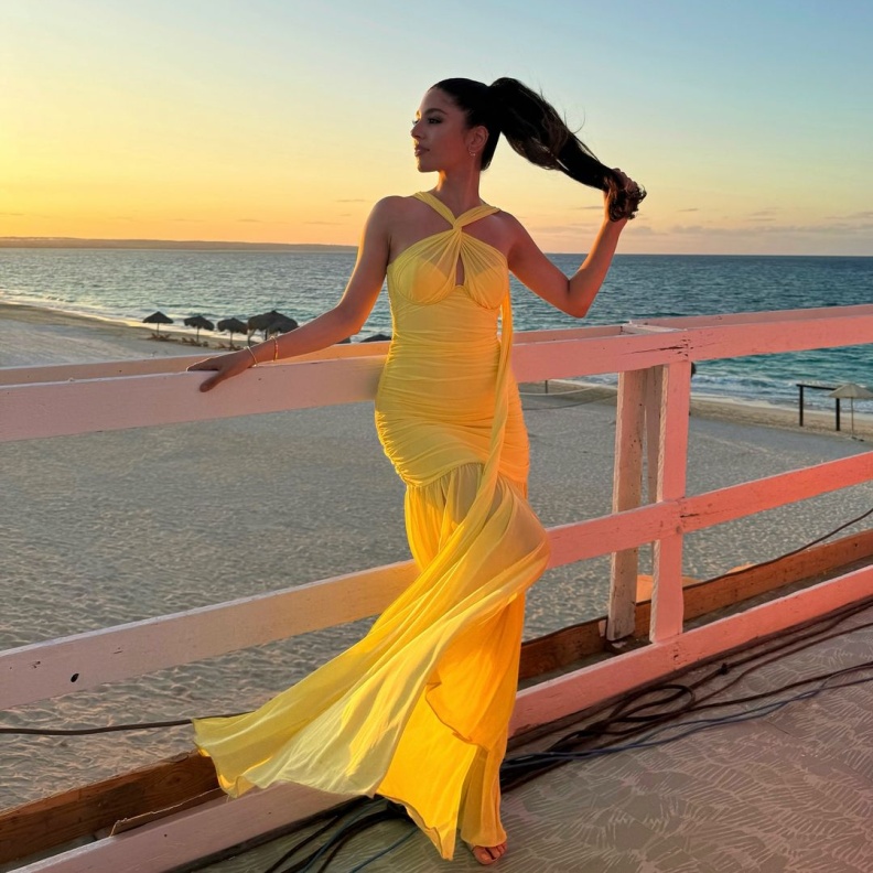 فساتين صيفية مريحة وأنيقة تناسب اجازة البحر من وحي النجمات