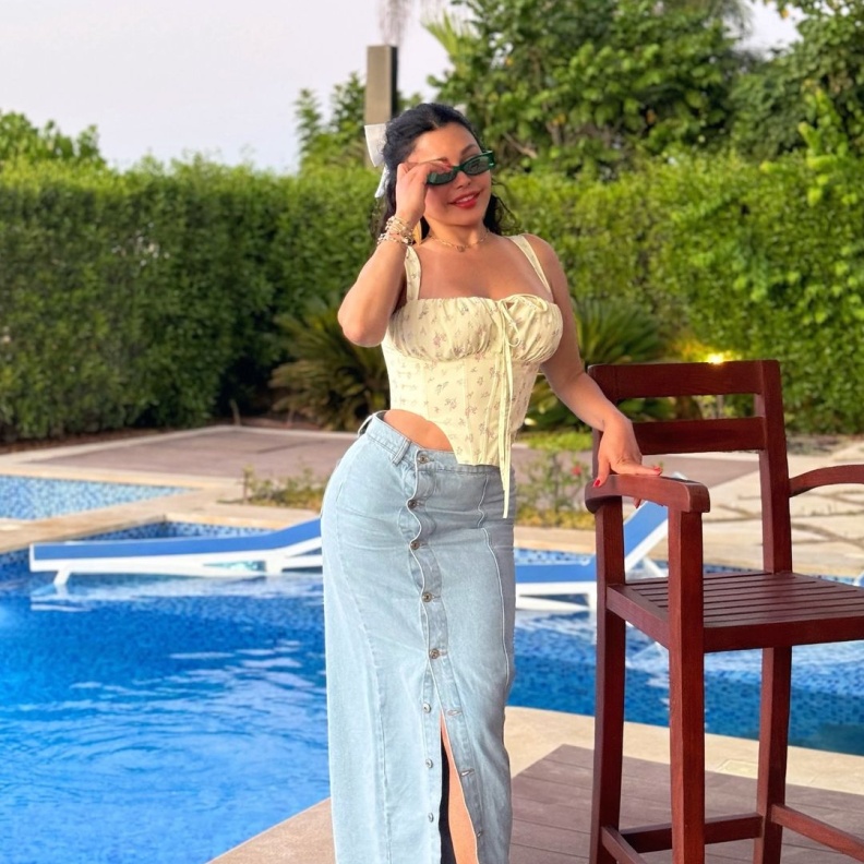 احدث اطلالات النجمات بتصاميم الجينز المتنوعة المناسبة لكل الأوقات