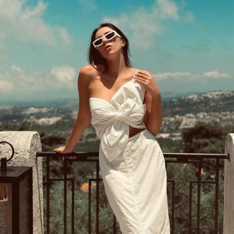 اطلالات النجمات بالأبيض في احدث ظهور لهن بإجازات صيف 2024