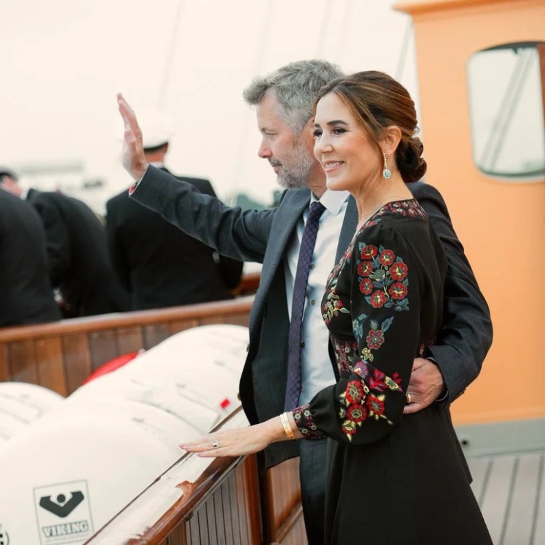 القصر ينشر صورا رومانسية من رحلة الملك فريدريك والملكة ماري الصيفية