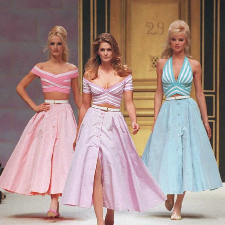 مجموعة من عارضات الأزياء تتوسطهنَّ cindy crawford عام 1996