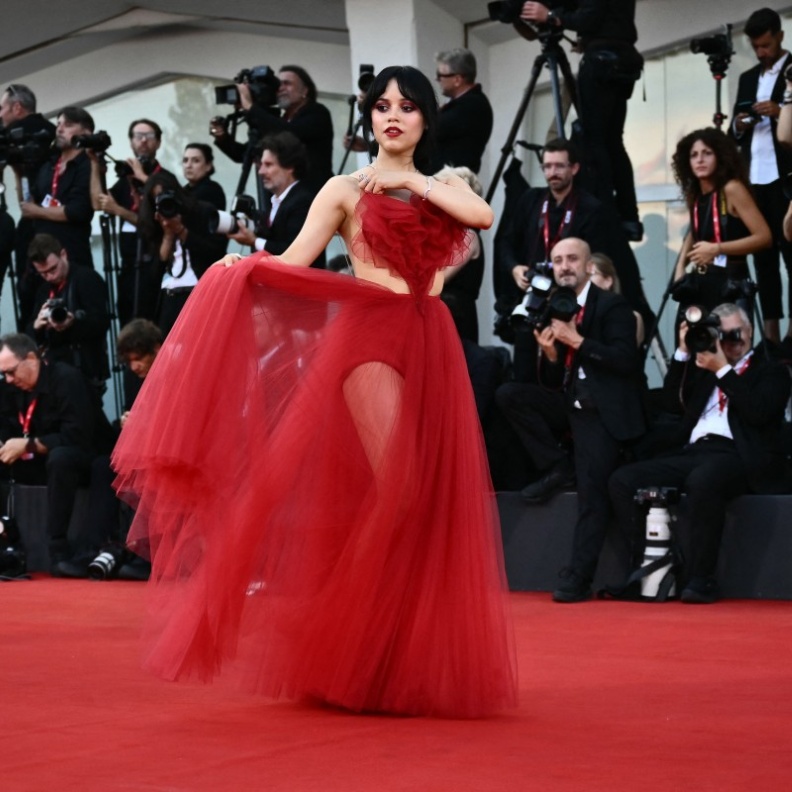 إطلالة جينا اورتيجا بالفستان الأحمر