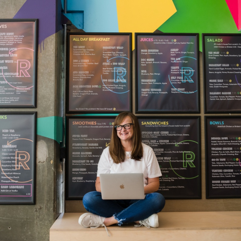 "آن ماري مك كوين" – مؤسسة "هوتفلاش إنك"