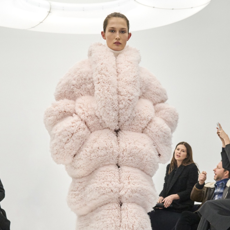 من مجموعة "آلايا" خريف و شتاء 2024 للملابس الجاهزة