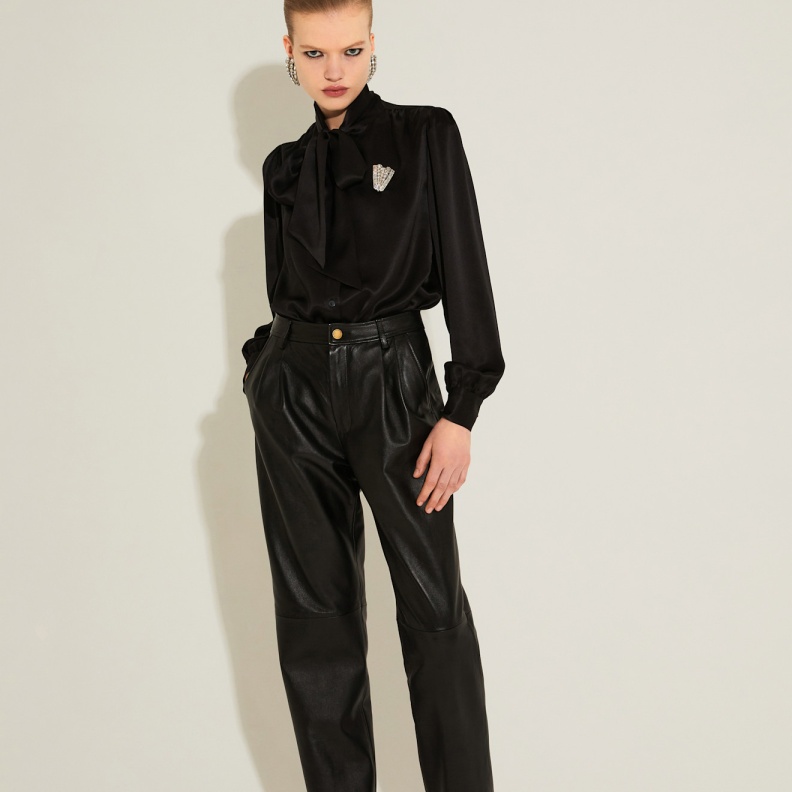 البنطلون الجلد ينافس نظيره من الجينز في موسم ماقبل خريف 2024