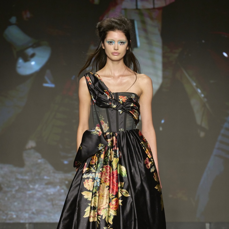 الأسود مع الورود طريقك لإطلالة فريدة من نوعها مع الفساتين 