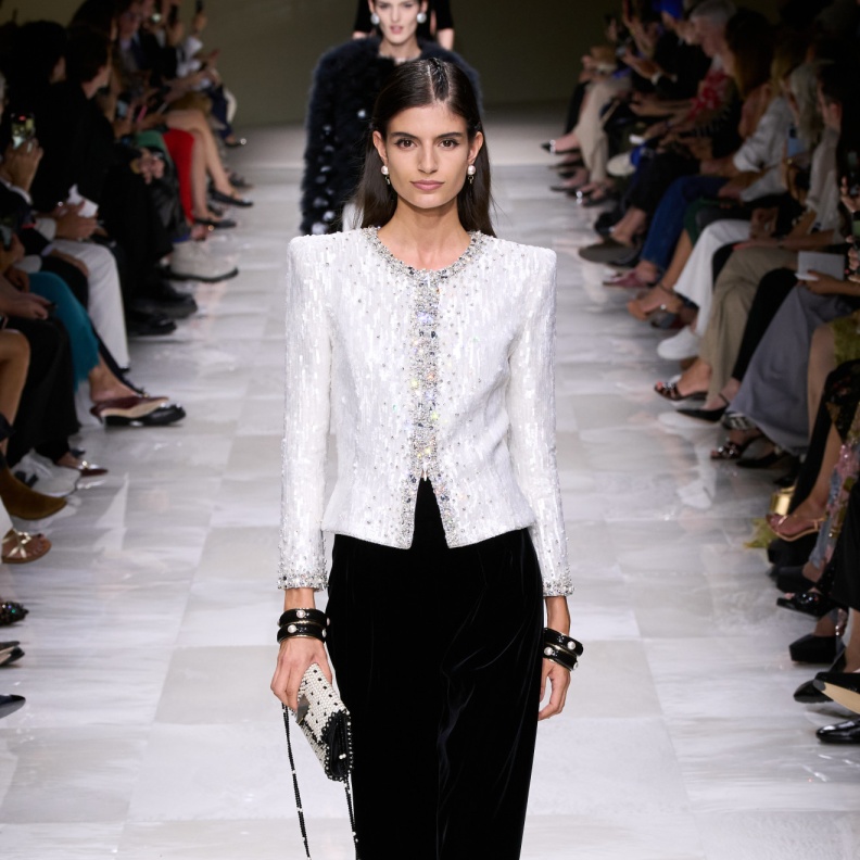 موضة السروال المخملي الأسود صيحة سترافق إطلالاتك في الخريف