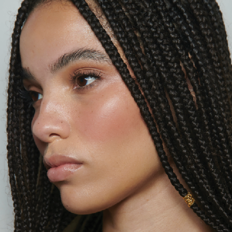 مستحضرات تجميل تضمن تألقك أثناء السفر