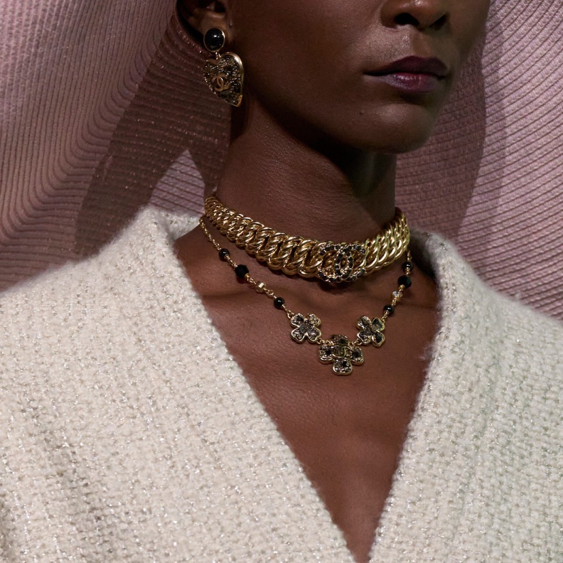 القلادات الكبيرة بحجم الرقبة من CHANEL 