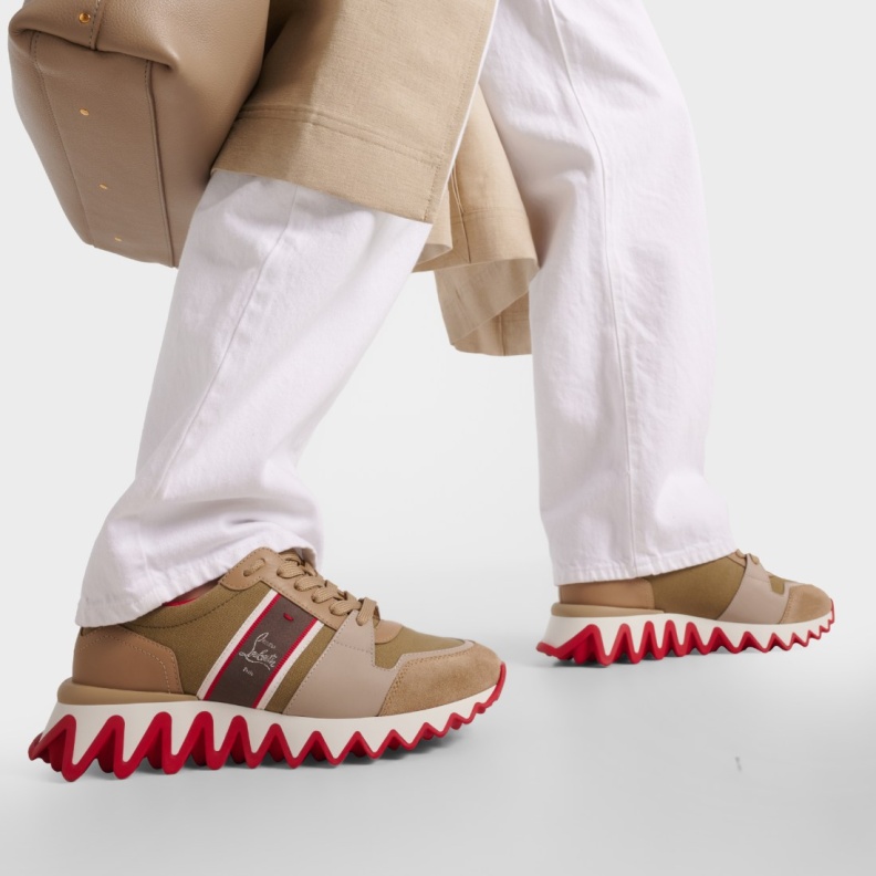 صيحة الأحذية الرياضية: أناقة وراحة في كل خطوة