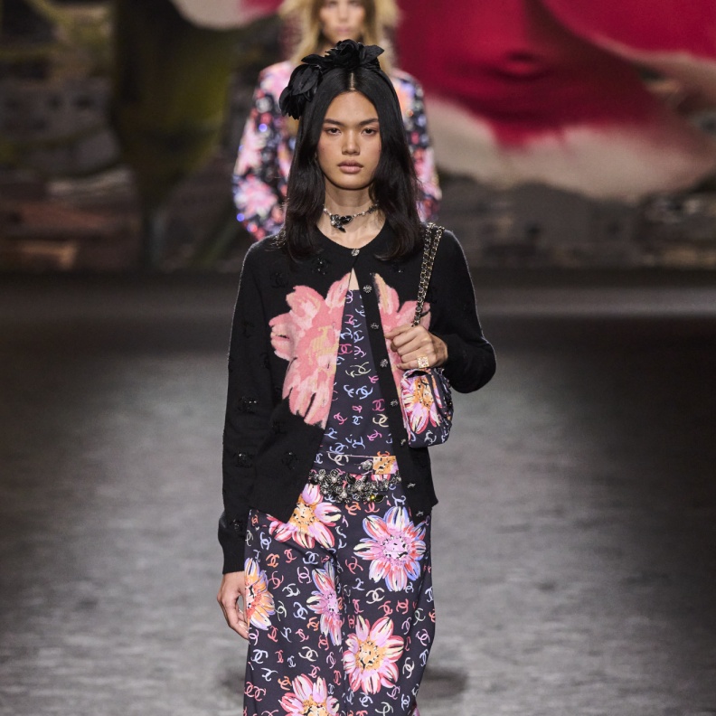 ملابس مطبعة بالورود من Chanel 