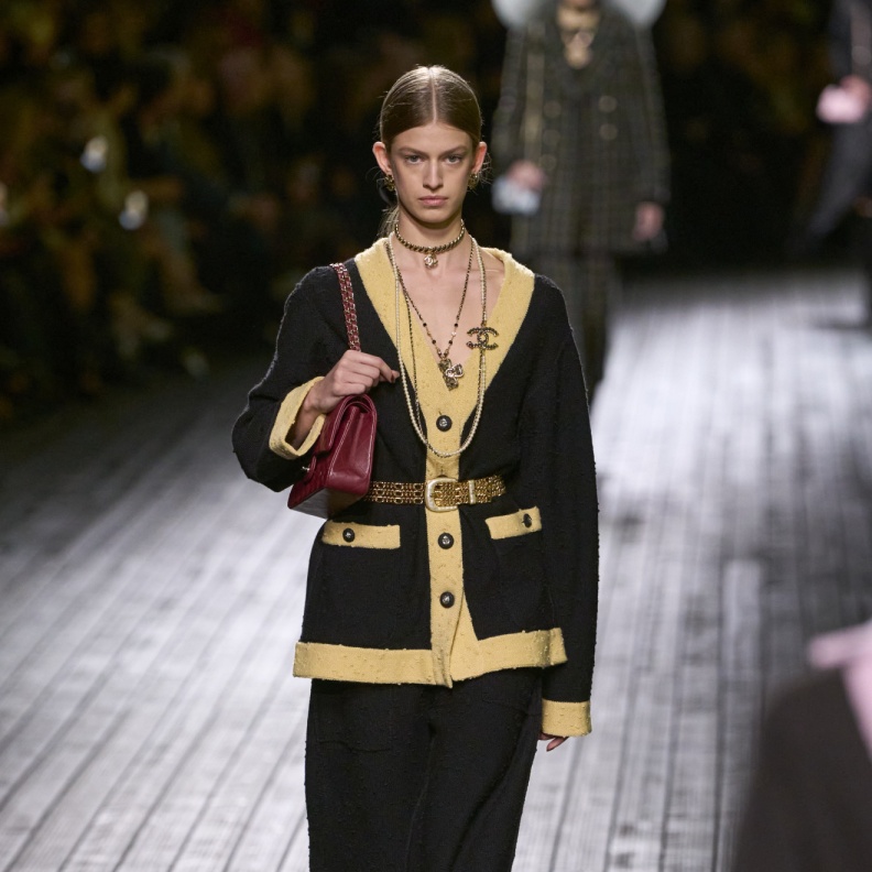 إطلالة من CHANEL