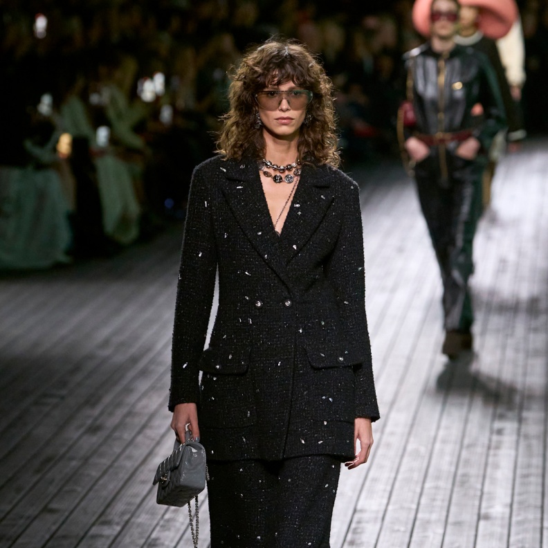 إطلالة من CHANEL