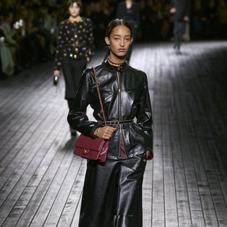 إطلالة من CHANEL