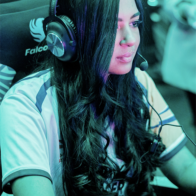 خاص "هي": المرأة تقتحم عالم الرياضات الإلكترونية.. من هواية إلى احتراف: مديحة ناز تروي قصة نجاحها