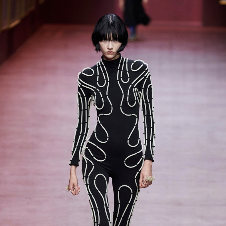 الإنسان والماكينة ووسط الموضة: ما بين الإخراج الفني لعروض الأزياء وتقنيات الأقمشة