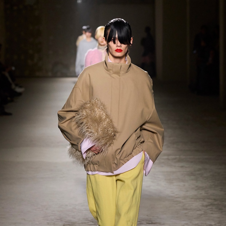 إنطلاقة موضة الخريف لا تكتمل إلا بسراويل صفراء