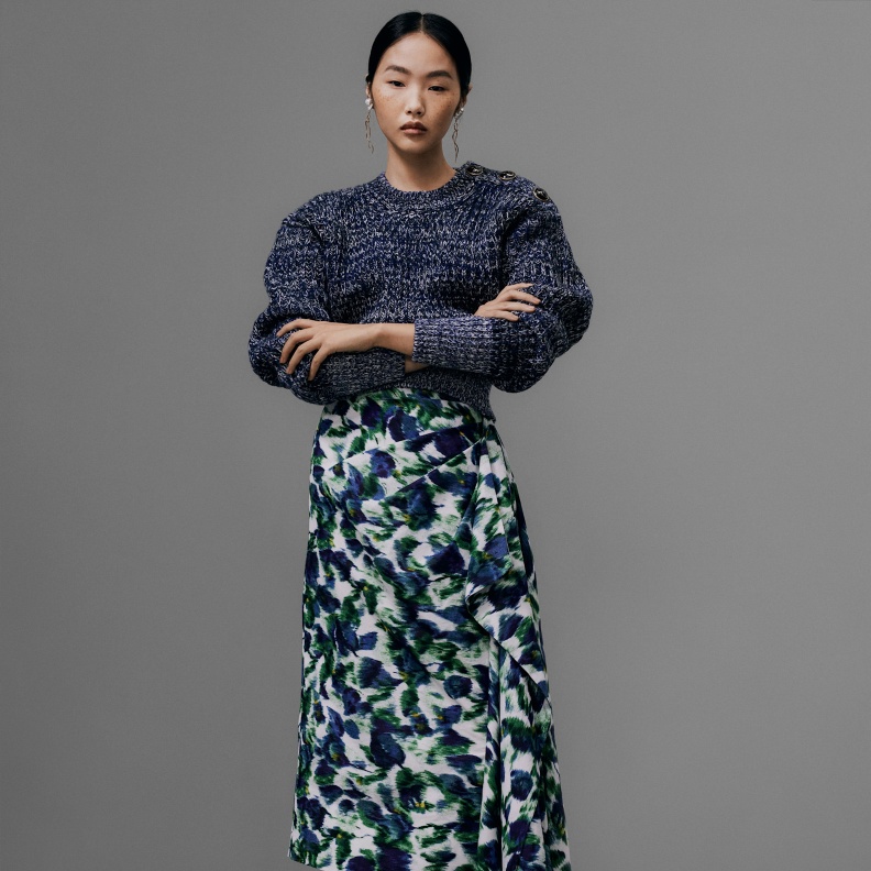 مصطلح Sweater Weather يُبشر بعودة البلايز الصوفية إلى الموضة 