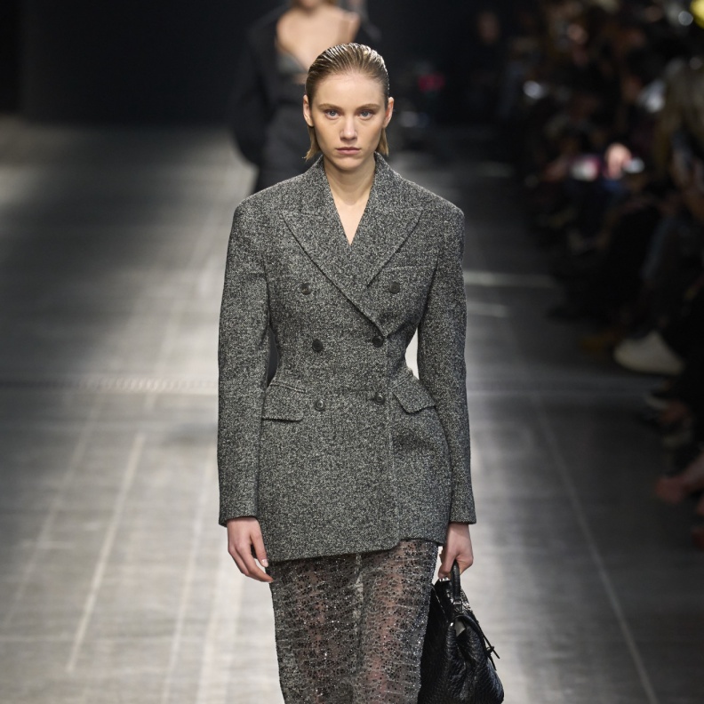 موضة الجاكيتات الرمادية شياكة أساسية في إطلالات الخريف