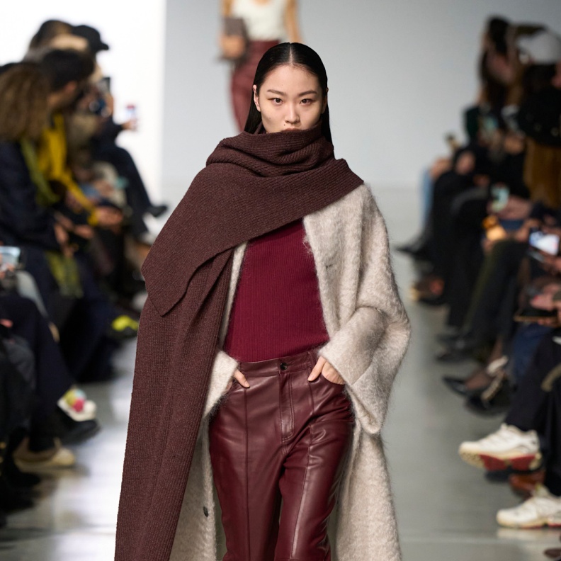 موضة البنطلون البرغندي المفعم بالحيوية في الخريف