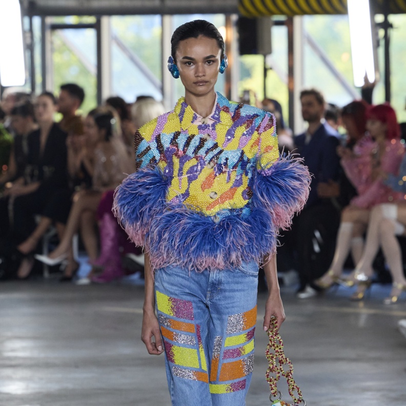 تألقي بأحدث موديلات وألوان الجينز الرائجة لصيف 2024