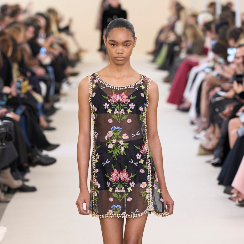 ملابس مطبعة بالورود من Giambattista Valli 