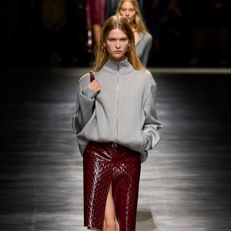 موضة التنانير المتنوعة مع الشق الأمامي تتخطى التقاليد