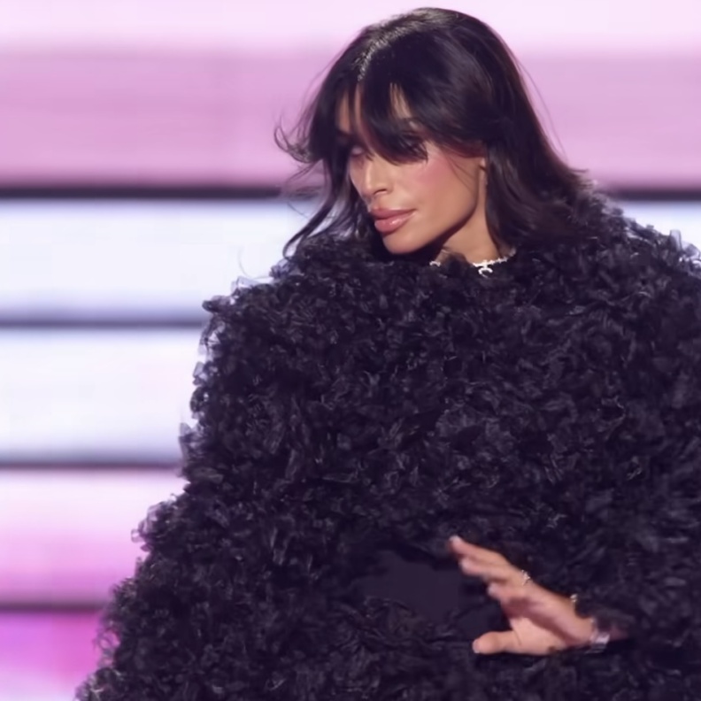 سيفداليزا تتألق بإطلالة درامية من توقيع العلامة السعودية "لورلاين" في العاصمة الرياض