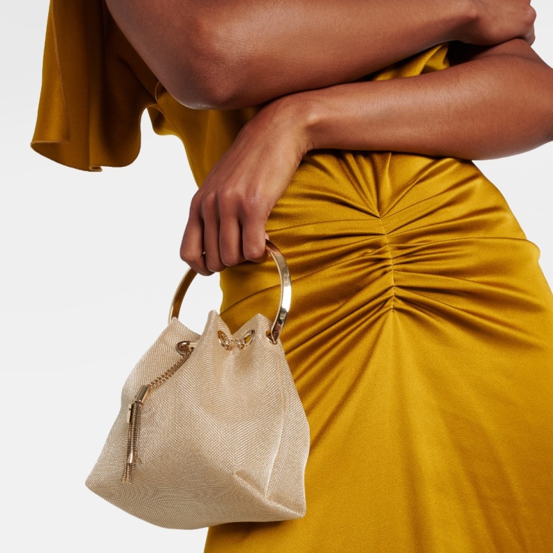 إختاري اللون الذهبي... إطلالات متألقة لكل المواسم والمناسبات