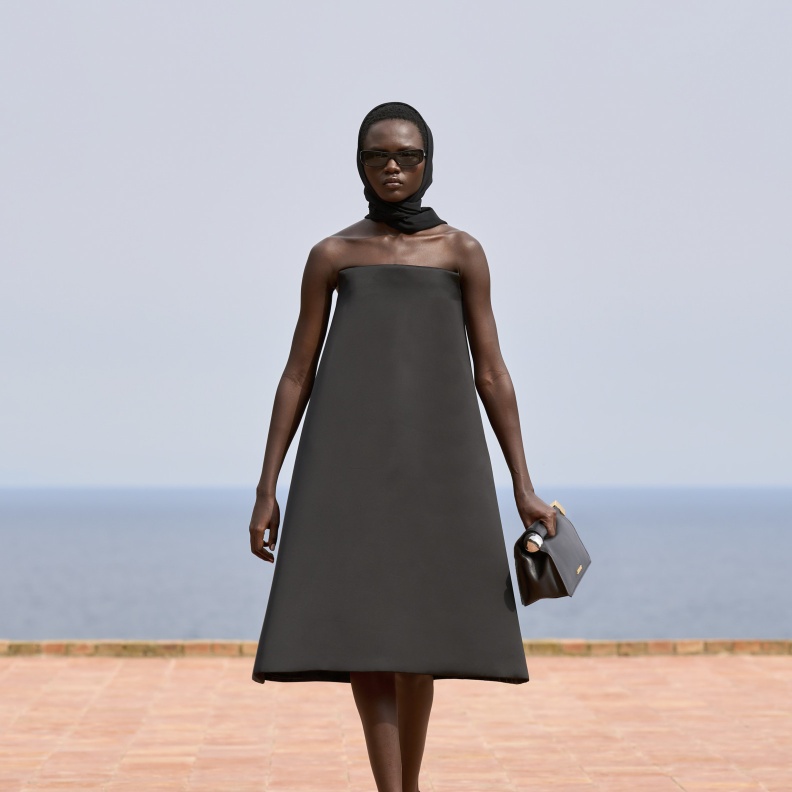 إطلالة من Jacquemus