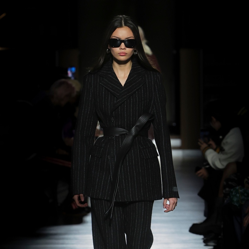 البدلة المقلمة بأرقى إطلالة منKenzo 