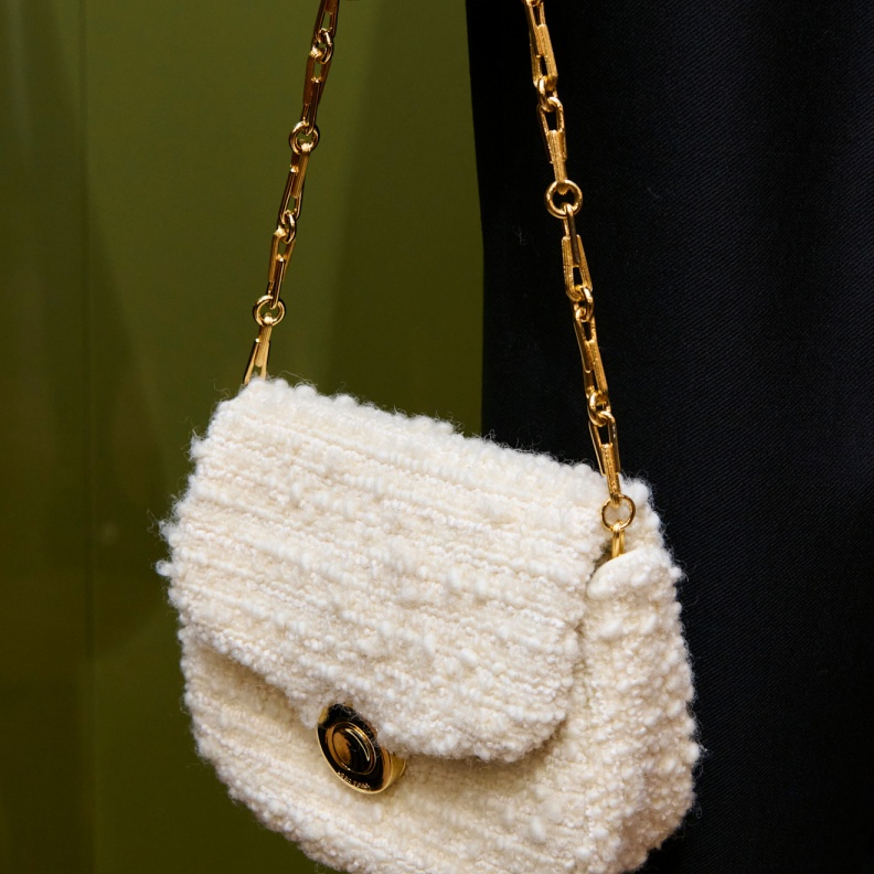 حقائب عصرية باللون الأبيض في الخريف