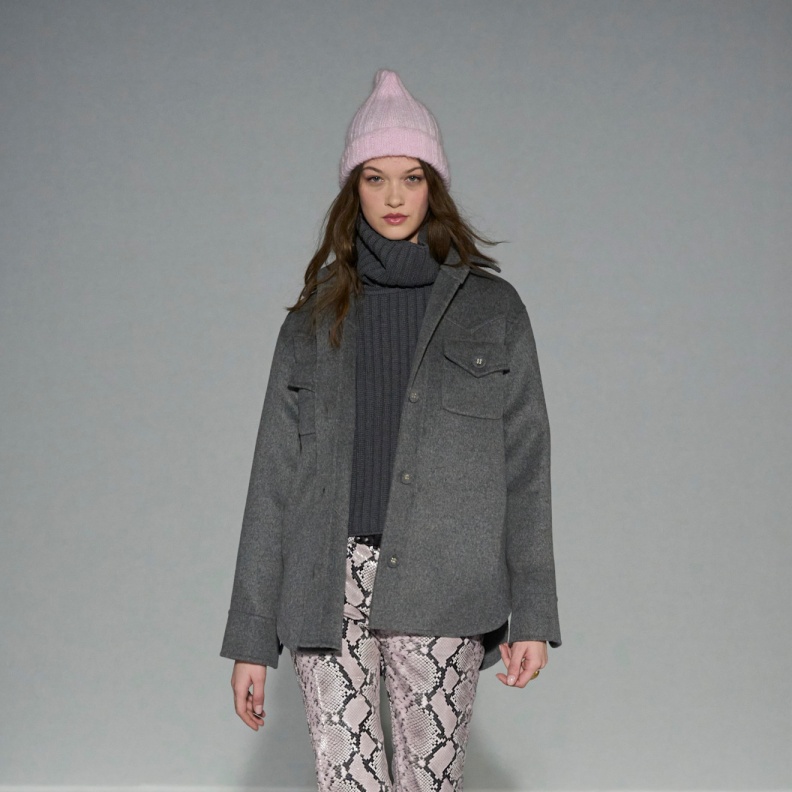 تحرّري من القيود مع موضة البناطيل المنقوشة بجلد الأفعى