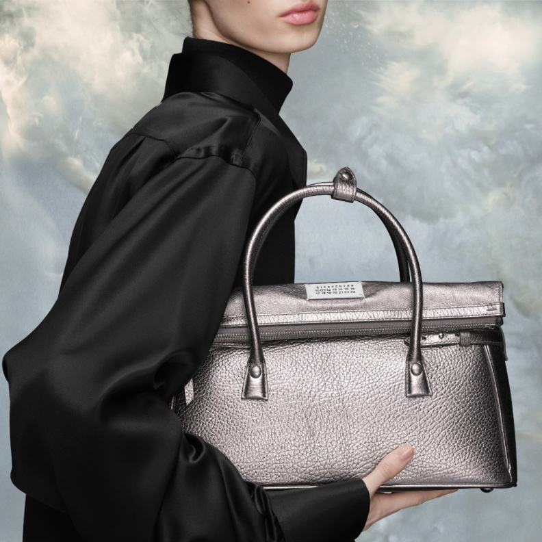 5AC East West حقيبة تجمع بين الطابعين الرسمي والعملي من علامة Maison Margiela